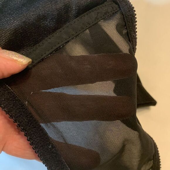 Bali Size 42DDD black bra. No padding but underwire and wide straps - Picture 7 of 9